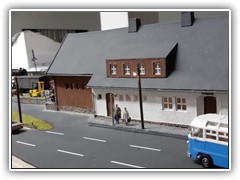 Bus fährt in die Haltestelle ein