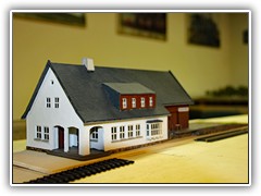 Bahnhof Bärenstein ist im Eigenbau aus Pappe und Karton enstanden