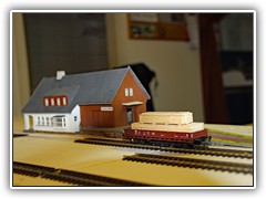an der Güterrampen des Bahnhofes Bärenstein hat sich schon ein erster Güterwagen verirrt